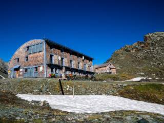Holzvertäfelte Stüdlhütte mit moderner halbrunder Form