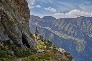 Paar beim Bergwandern in den französischen Alpen