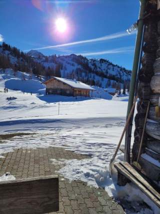 Perfektes Tourengelände direkt vor der Hütte.
