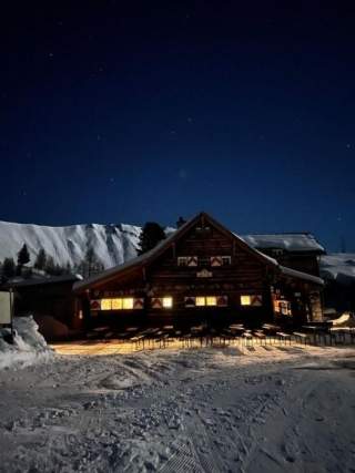 Die Südwiener Hütte bei Nacht.
