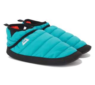 Ein Paar türkisfarbene, gesteppte Hüttenschuhe mit schwarzer Sohle.