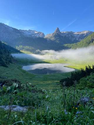 Der Funtensee in den Berchtesgadener Alpen, Morgenstimmung mit Nebelschwaden