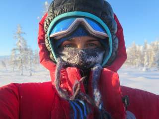 Porträt von Tamara Lunger mit Schal bis zu den Augen, weil es so kalt ist.