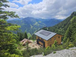 Hütte mit Bergpanorama