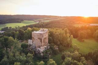 Alter Burgturm aus der Luft bei Sonnenuntergang fotografiert