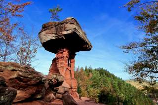 Felsformation aus Sandstein, die an einen Tisch erinnert