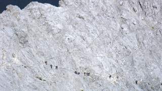 Tiefblick - Blick vom Gipfel in die Gipfelflanke.