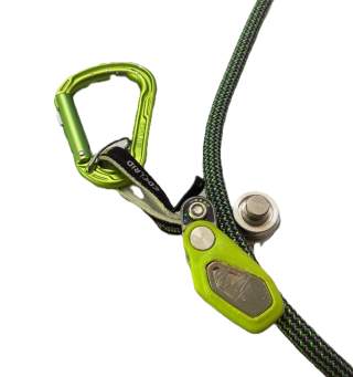 Ein grüner Karabiner ist mit einem Bremsassistenten verbunden, in den ein grünes Seil eingelegt ist