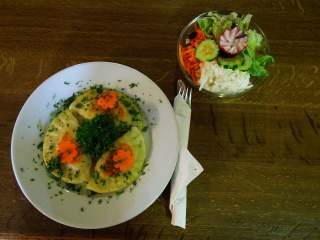 Schlipfkrapfen mit Salatteller