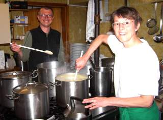 Hüttenwirtsleute beim Kochen