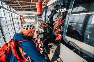 Übung im Ausbildungszentrum: Einsatzkräfte der Bergwacht Bayern trainieren den Einsatz der Rettungswinde am Hubschrauber.
