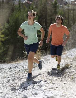 Zwei Menschen machen Trailrunning auf felsigem Pfad