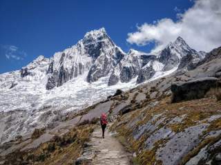 Bergwanderer vor einem gigantischen vergletschertem Gebirgszug