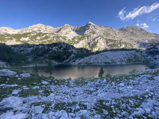 Blick auf Bergsee mit felsigen Gipfeln
