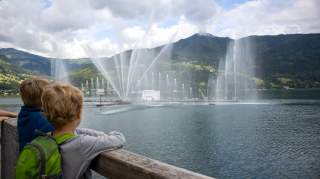 Die Wasserspiele mit Musik an der Esplanade des Zeller Sees faszinieren die beiden Jungs.