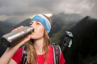Wanderin trinkt aus Flasche