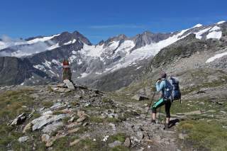 Wanderin genießt die Aussicht vom Türmljoch in der Venedigergruppe