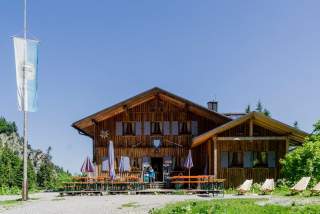 Die Tutzinger Hütte mit Sonnenterrasse