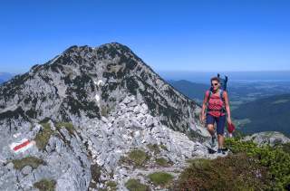 Bergwanderin auf der Zwiesel-Hochstaufen Überschreitung