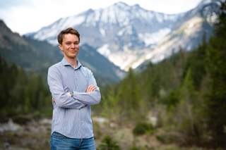 Uwe Roth vor Alpenkulisse