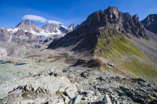 Piz Roseg, Piz Scerscen, Piz Bernina und Crast d’Agüzza und das Rifugio Carate Brianza unter den Musellagipfeln