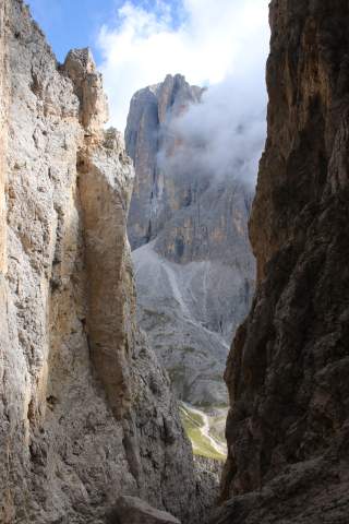 Via Ferrata Porton - Zwischen zwei steilen Felswänden kann man weiter unten eine Grasfläche sehen.
