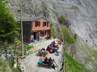 Berghütte mit belebter Terrasse