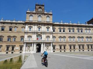 Mountainbiker vor einem italienischen Palast.