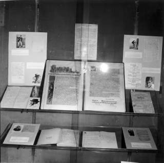 Schwarz-Weiß-Foto einer Vitrine mit Büchern