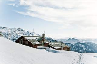 Vorderkaiserfeldenhütte in schneebedeckter Landschaft
