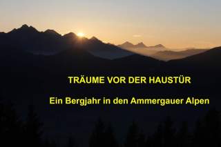 Sonnenuntergang hinter dunklen Berggipfeln