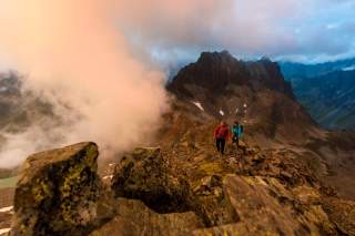 Zwei Wandernde im Hochgebirge mit aufziehenden Wolken Zwei Wandernde im Hochgebirge mit aufziehenden Wolken