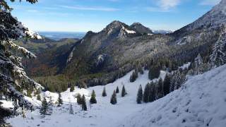 Verschneite Berglandschaft, im Tal liegt noch Schnee