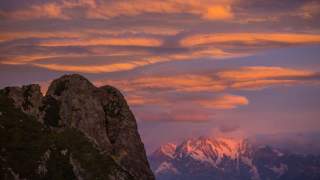 Spektakulär beginnt der Tag am Bivacco Bocchetta di Campo, die Monte-Rosa-Ostwand leuchtet. Foto: Stefan Neuhauser