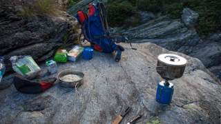 So beginnt der Tag richtig: ein frischer Kaffee auf rauem Granit nach klarer Biwaknacht. Foto: Stefan Neuhauser