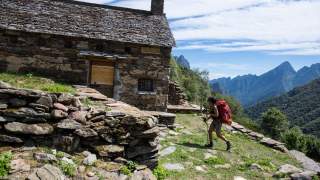 Man muss zwar immer ein paar Stunden gehen, aber Unterkünfte wie die Alpe Vald di Sopra gibt es immer wieder. Foto: Stefan Neuhauser