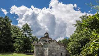 Kultur-Wanderziel: Die Kirche San Giovanni bei Montorfano hat ein Taufbecken aus dem Jahr 600. Foto: Stefan Neuhauser