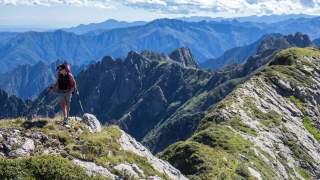 Beim Abstieg am Westgrat der Cima della Laurasca heißt es achtgeben, Aussicht später genießen. Foto: Stefan Neuhauser