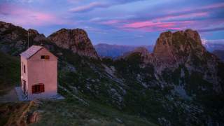 Schlicht, aber warm und trocken: Das Bivacco Bocchetta di Campo vor der Cima Pedum. Foto: Stefan Neuhauser