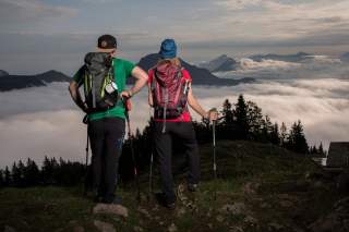 Zwei Wandernde genießen Aussicht am Berg