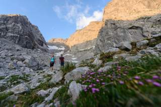 Zwei Menschen wandern im Blaueiskar