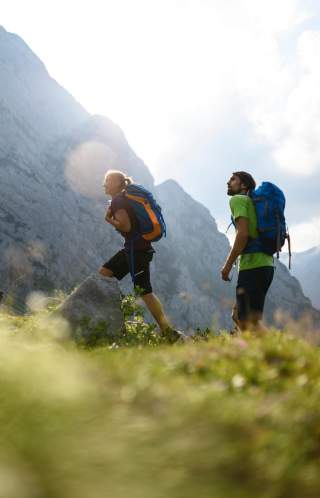 Paar beim Wandern