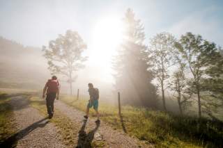 Zwei Menschen wandern in der Abendsonne Zwei Menschen wandern in der Abendsonne