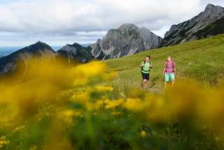 Wanderndes Paar in den Bergen