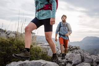 Zwei Menschen beim Wandern in Wanderschuhen.