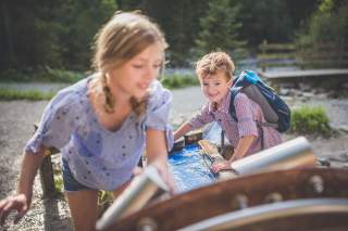 Kinder spielen auf Wasserspielplatz