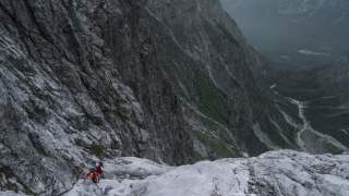 Zwei Menschen in alpinem Berggelände