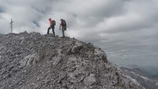 Zwei Bergsteiger auf dem Weg zum Gipfelkreuz