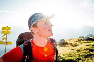 Wanderer an heißem Tag am Berg