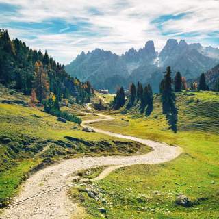 Sich schlängelnder Weg in den Dolomiten